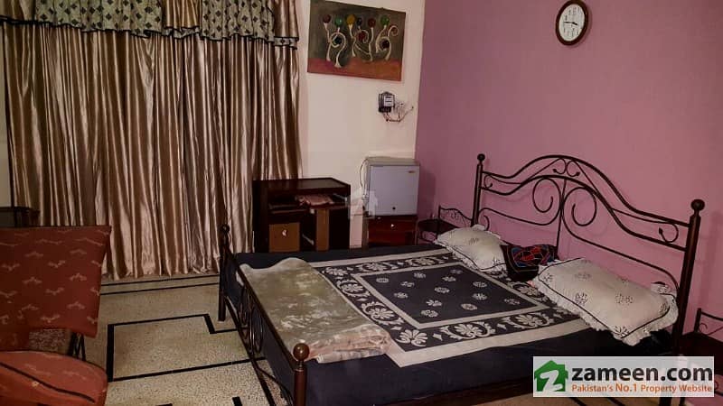 Paying Guest Room For Rent In Clifton - Block 8