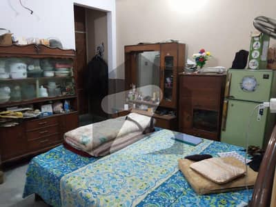 مسلم ٹاؤن فیصل آباد میں 4 کمروں کا 4 مرلہ مکان 1.2 کروڑ میں برائے فروخت۔