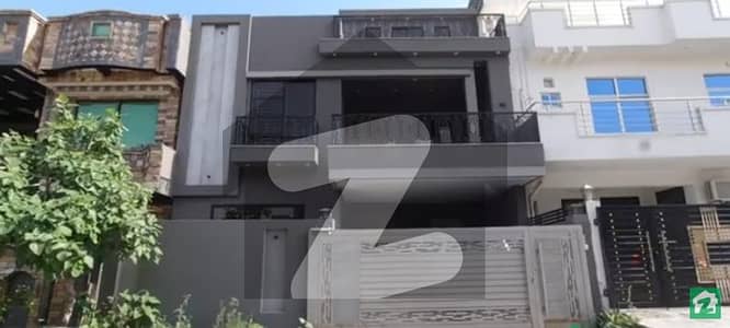 ڈی ۔ 17 اسلام آباد میں 5 کمروں کا 9 مرلہ مکان 3.65 کروڑ میں برائے فروخت۔