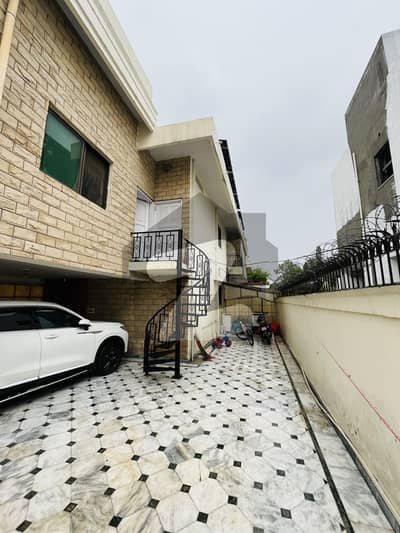 BEAUTIFUL UNFURNISHED FOUR BEDROOMS ANNEX WITH HUGE PARKING INDEPENDENT ENTRANCES