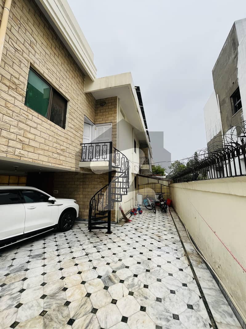 BEAUTIFUL UNFURNISHED FOUR BEDROOMS ANNEX WITH HUGE PARKING INDEPENDENT ENTRANCES BEAUTIFUL UNFURNISHED FOUR BEDROOMS ANNEX WITH HUGE PARKING INDEPENDENT ENTRANCES