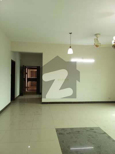 10 MARLA 3 BEDROOM APARTMENT AVAILABLE FOR RENT