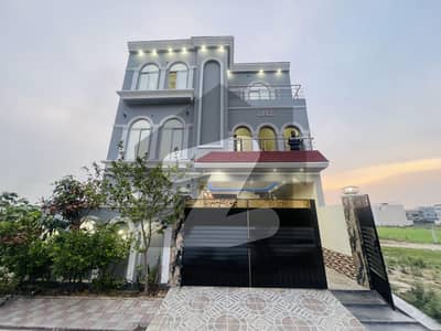 الرحمان گارڈن فیز 2 الرحمان گارڈن,لاہور میں 5 کمروں کا 8 مرلہ مکان 2.4 کروڑ میں برائے فروخت۔