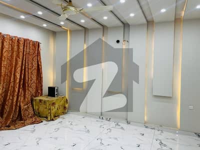 ریاض الجنہ فیصل آباد میں 5 کمروں کا 13 مرلہ مکان 5.35 کروڑ میں برائے فروخت۔