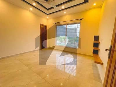 Fantastic Location 10 Marla Double Unit House For Rent With Gas Installed