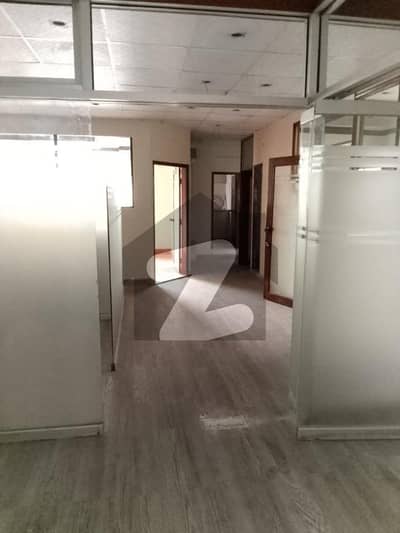 شاہراہِ فیصل کراچی میں 8 مرلہ دفتر 4.22 لاکھ میں کرایہ پر دستیاب ہے۔