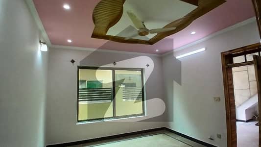 عثمان آباد ایبٹ آباد میں 6 کمروں کا 7 مرلہ مکان 2.4 کروڑ میں برائے فروخت۔