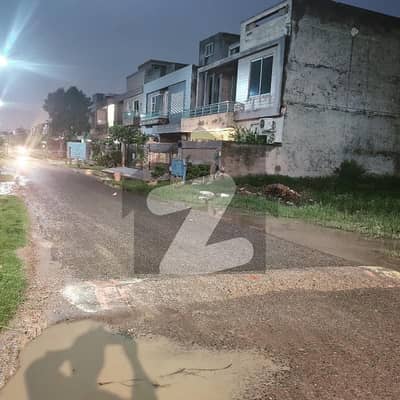 10 marla plot in wood block corner. all dues clear.  facing park ideal location near to masjid.