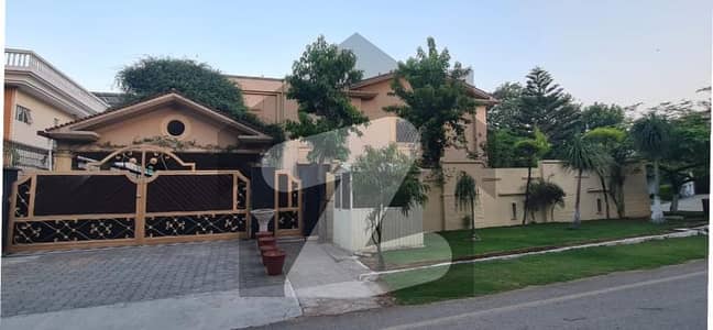 ایف ۔ 10 اسلام آباد میں 8 کمروں کا 2 کنال مکان 12.0 لاکھ میں کرایہ پر دستیاب ہے۔
