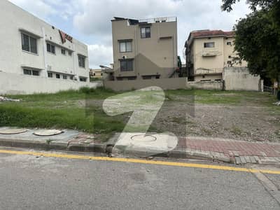BOULEVARD KANAL CORNER WITH 8 MARLA EXTRA LAND PAID