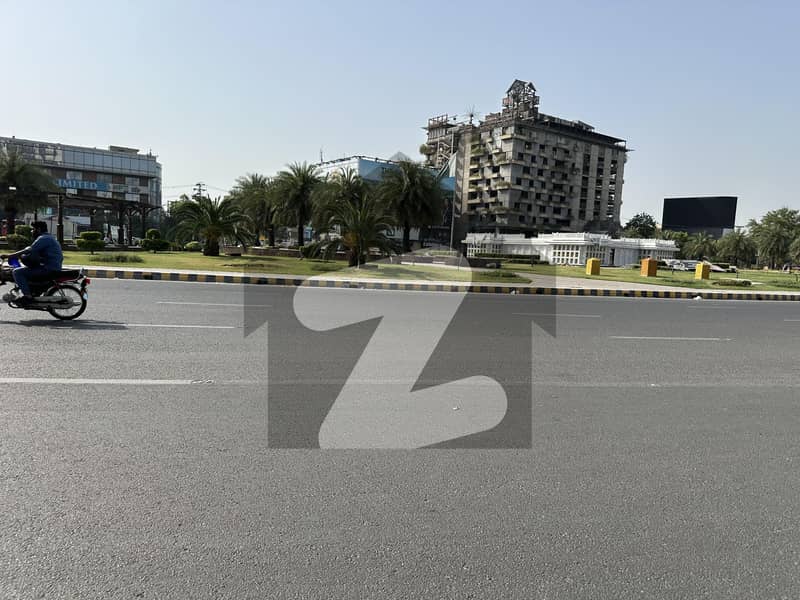 Huge Front of main Boulevard Huge Front of main Boulevard