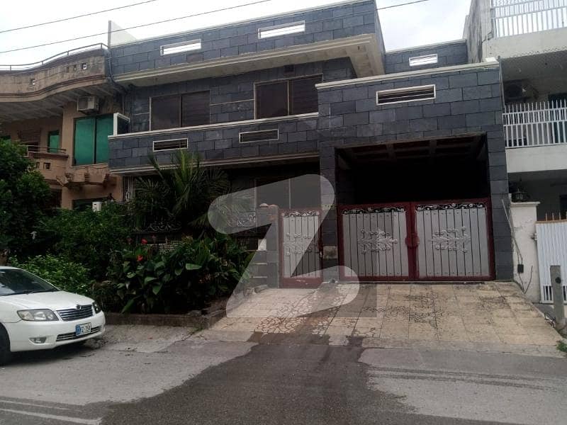 i-8 Beautiful upper poration with sarvent For Rent. i-8 Beautiful upper poration with sarvent For Rent.