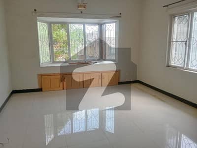 A beautiful house for rent all tile flooring near to market ideal location