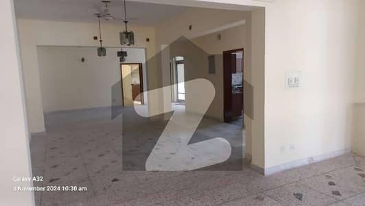 ایف ۔ 10 اسلام آباد میں 4 کمروں کا 1 کنال مکان 3.5 لاکھ میں کرایہ پر دستیاب ہے۔