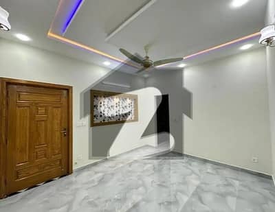 جی ۔ 13 اسلام آباد میں 7 کمروں کا 10 مرلہ مکان 9.3 کروڑ میں برائے فروخت۔