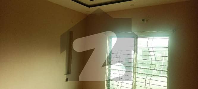 Prime Location Central Park Housing Scheme Upper Portion For rent Sized 12 Marla