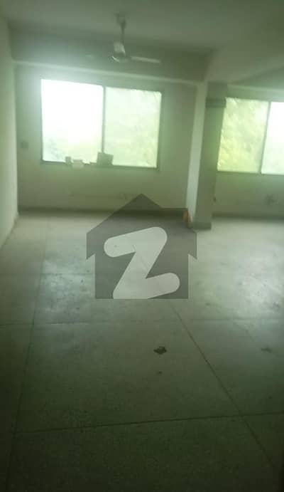 1st floor 4000 sqft space available for rent in blue area