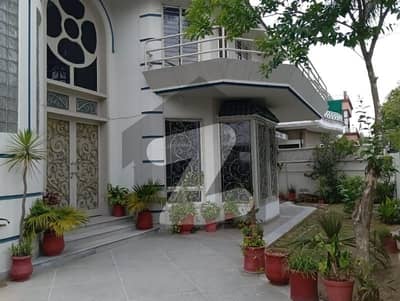 آئی ۔ 8 اسلام آباد میں 5 کمروں کا 1 کنال مکان 3.8 لاکھ میں کرایہ پر دستیاب ہے۔