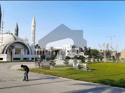خیابانِ گارڈنز فیصل آباد میں 1 کنال رہائشی پلاٹ 4.4 کروڑ میں برائے فروخت۔