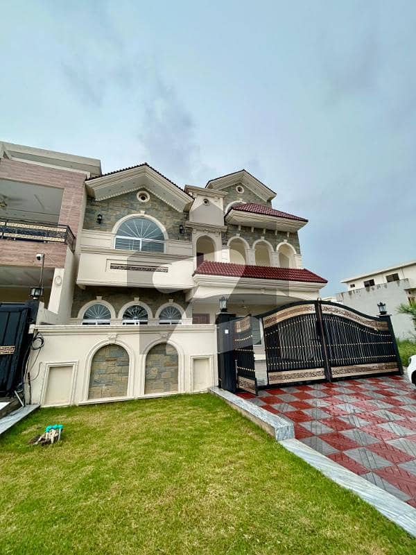 10 Marla Beautiful Park Face House Available for Sale