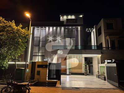 بحریہ ٹاؤن سیکٹر سی بحریہ ٹاؤن,لاہور میں 5 کمروں کا 11 مرلہ مکان 3.45 کروڑ میں برائے فروخت۔