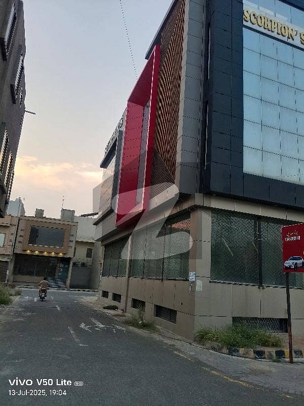 ڈی گراؤنڈ فیصل آباد میں 6 مرلہ عمارت 4.5 کروڑ میں برائے فروخت۔