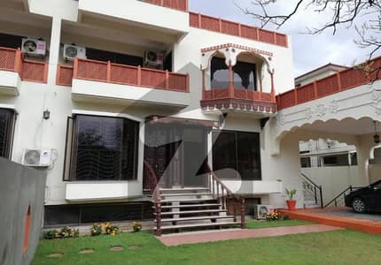 500 Square Yards Spacious House Is Available In F-8/4 For rent