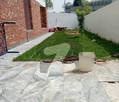 ڈی ایچ اے فیز 5 - بلاک جے فیز 5,ڈیفنس (ڈی ایچ اے),لاہور میں 5 کمروں کا 1 کنال مکان 4.0 لاکھ میں کرایہ پر دستیاب ہے۔
