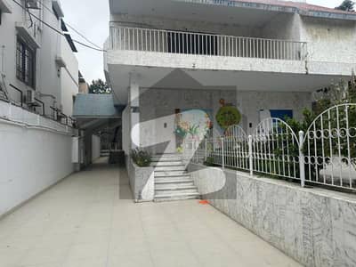 1500 sq, yards Building Availavble for Rent in Gulshan Block-7