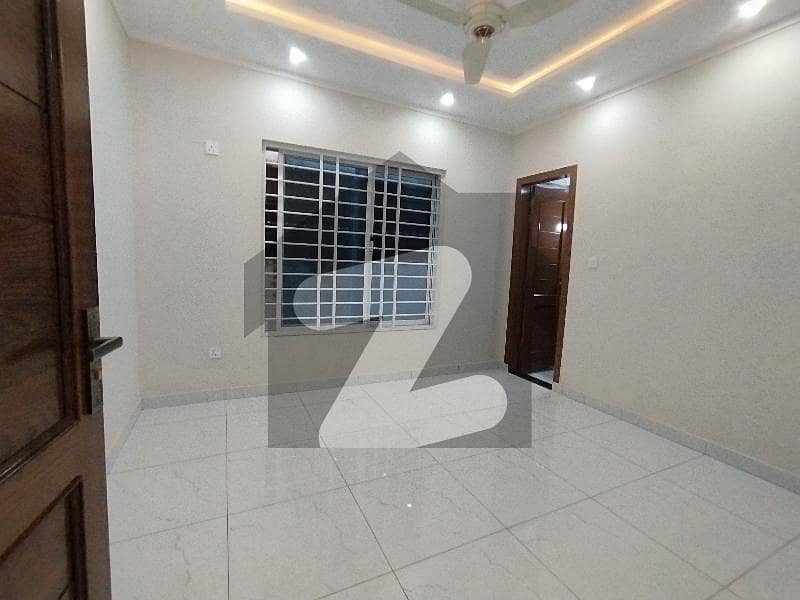 جی ۔ 13 اسلام آباد میں 4 کمروں کا 4 مرلہ مکان 3.7 کروڑ میں برائے فروخت۔