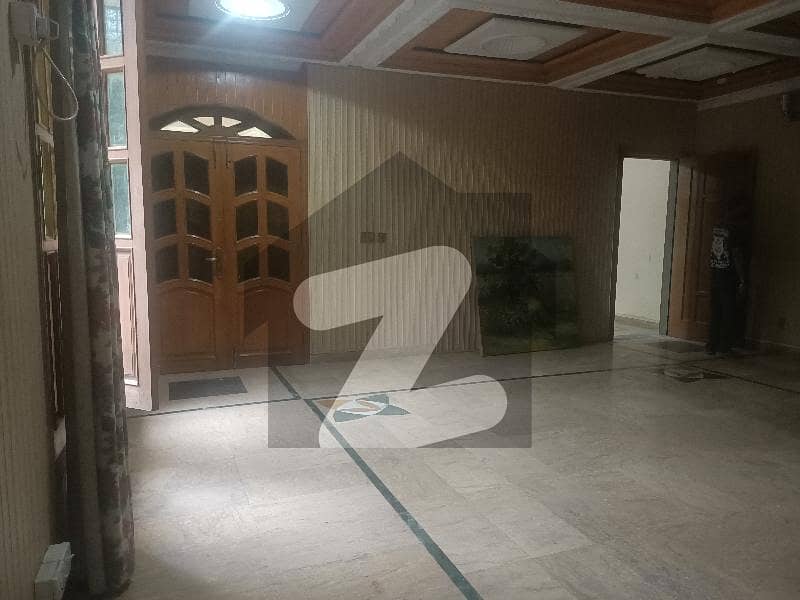 گارڈن ٹاؤن لاہور میں 6 کمروں کا 1 کنال مکان 3.5 لاکھ میں کرایہ پر دستیاب ہے۔ گارڈن ٹاؤن لاہور میں 6 کمروں کا 1 کنال مکان 3.5 لاکھ میں کرایہ پر دستیاب ہے۔