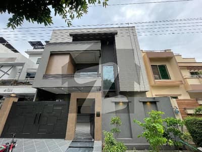 Facing Park 10 Marla House Is Available In Canal View - Sector 4
