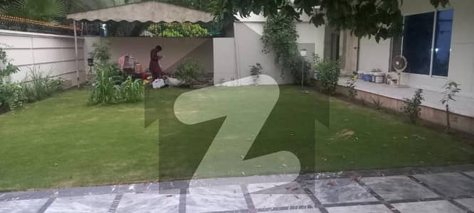 کینال ویو لاہور میں 7 کمروں کا 2 کنال مکان 4.5 لاکھ میں کرایہ پر دستیاب ہے۔