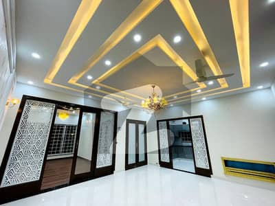 بحریہ ٹاؤن سیکٹر سی بحریہ ٹاؤن,لاہور میں 5 کمروں کا 10 مرلہ مکان 1.6 لاکھ میں کرایہ پر دستیاب ہے۔