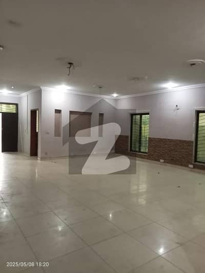 جوہر ٹاؤن لاہور میں 8 کمروں کا 1 کنال مکان 2.3 لاکھ میں کرایہ پر دستیاب ہے۔