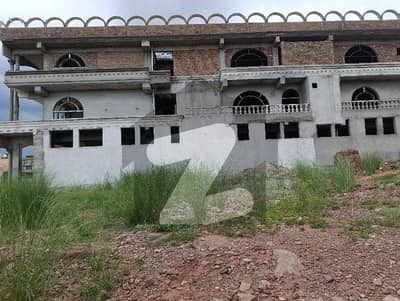 بنی گالہ اسلام آباد میں 1 کنال کمرشل پلاٹ 3.6 کروڑ میں برائے فروخت۔