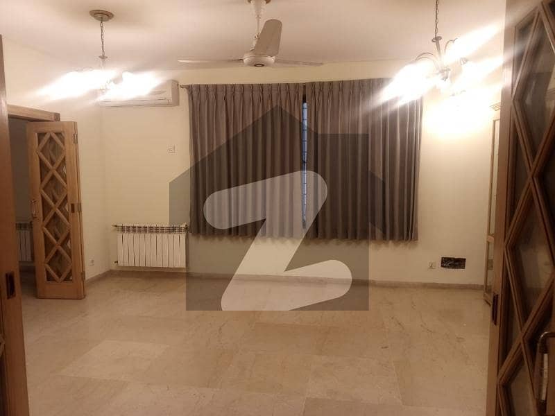 ایف ۔ 8 اسلام آباد میں 7 کمروں کا 1 کنال مکان 9.0 لاکھ میں کرایہ پر دستیاب ہے۔