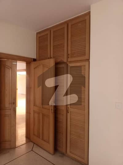 8 marla portion available for rent