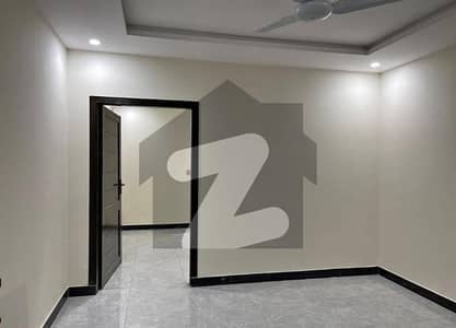 01 BED LUXURY UNFURNISHED APARTMENT AVAILBLE FOR RENT AT GULBERG GREEEN ISLAMABAD