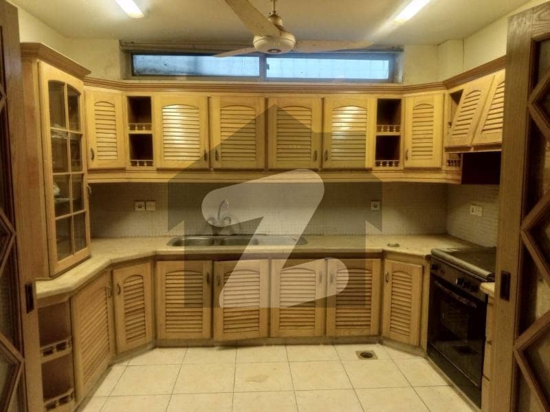 ایف ۔ 7 اسلام آباد میں 10 کمروں کا 1 کنال مکان 10.0 لاکھ میں کرایہ پر دستیاب ہے۔