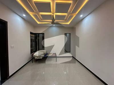 ایم پی سی ایچ ایس ۔ بلاک ایف ایم پی سی ایچ ایس ۔ ملٹی گارڈنز,بی ۔ 17,اسلام آباد میں 5 کمروں کا 5 مرلہ مکان 2.15 کروڑ میں برائے فروخت۔