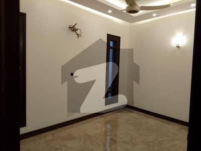 ڈی ایچ اے فیز 8 ڈی ایچ اے ڈیفینس,کراچی میں 3 کمروں کا 1 کنال بالائی پورشن 2.9 لاکھ میں کرایہ پر دستیاب ہے۔