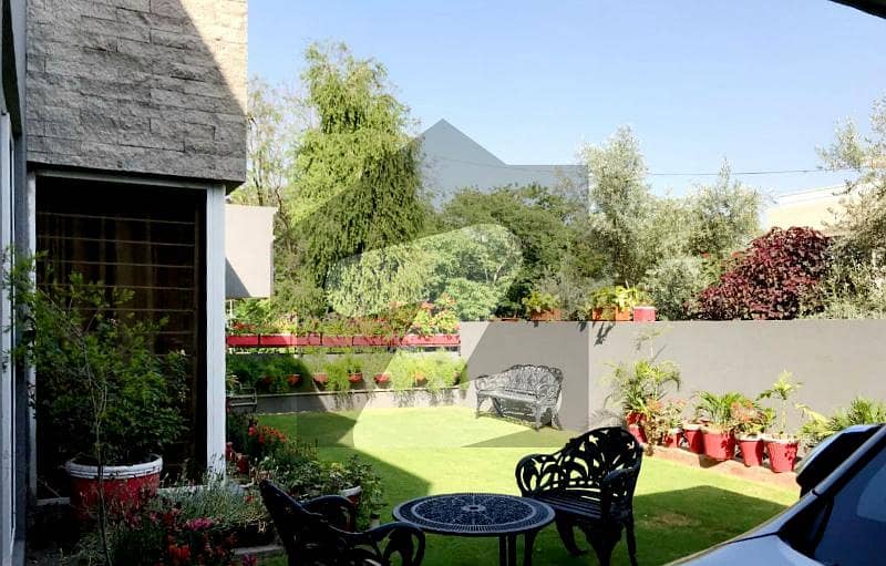 50x90 One Kanal Old House is for SALE in F-7 50x90 One Kanal Old House is for SALE in F-7