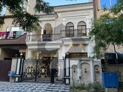 لیک سٹی - سیکٹر ایم-7بی لیک سٹی,رائیونڈ روڈ,لاہور میں 5 کمروں کا 5 مرلہ مکان 2.5 کروڑ میں برائے فروخت۔