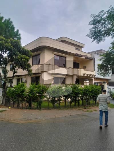 G-13/2 Proper Corner Extra Land 5oft Street Prime Location Triple Story House 35x70 For Sale