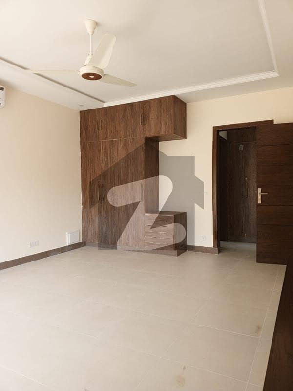 Upper Portion Available For Rent Upper Portion Available For Rent