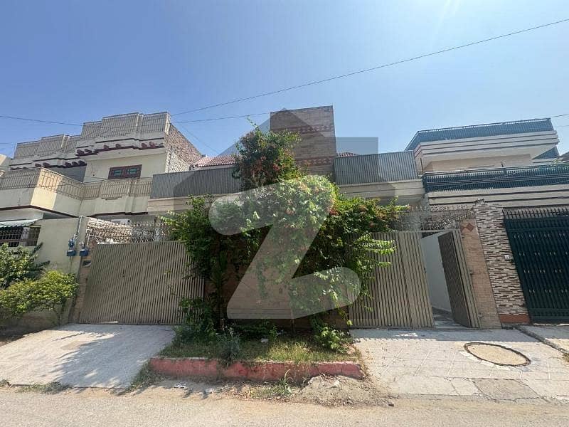 حیات آباد فیز 1 حیات آباد,پشاور میں 6 کمروں کا 10 مرلہ مکان 4.3 کروڑ میں برائے فروخت۔
