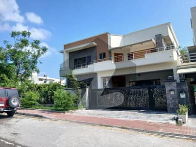 1 Kanal Owner Built Solid Triple Story Furnished Designer House