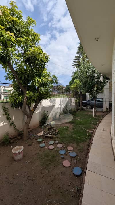 بنی گالہ اسلام آباد میں 4 کمروں کا 1 کنال مکان 3.2 کروڑ میں برائے فروخت۔