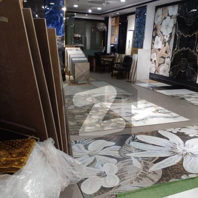 showroom and display shop excellent location next to mian ittehad